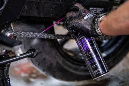 pol_pl_Muc-Off-611-Smar-do-lancucha-odporny-na-wode-400ml-Wet-Weather-Chain-Lube-1359_5.jpg